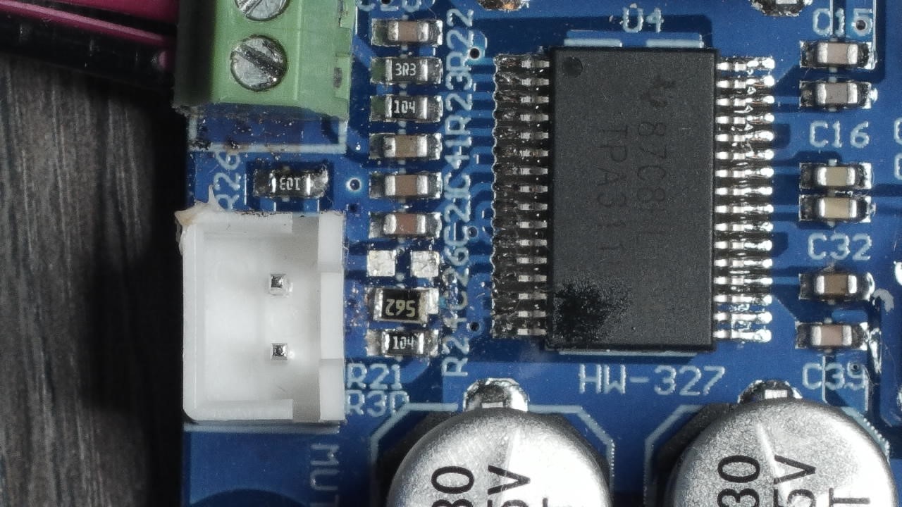 Closeup shot of the mod to reduce the gain of an amplifier